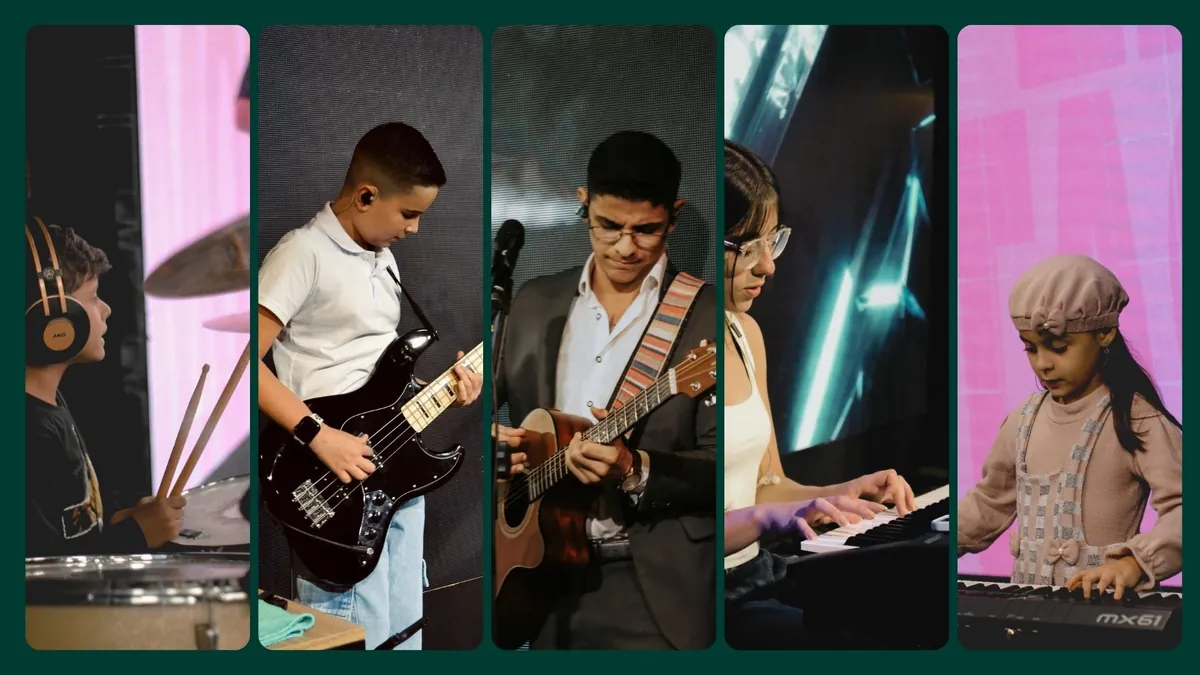 Cinco alunos tocando instrumentos no palco
